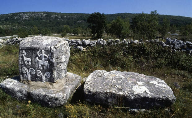 Монументальные средневековые надгробия «Стечки» Босния и Герцеговина Эти некрополи расположены на территории сразу четырех стран: Боснии, Герцеговине, Хорватии, Черногории и Сербии. Так называемые «стечки» выполнены из известняка и украшены затейливыми барельефами, характерными для культуры средневековой Европы.