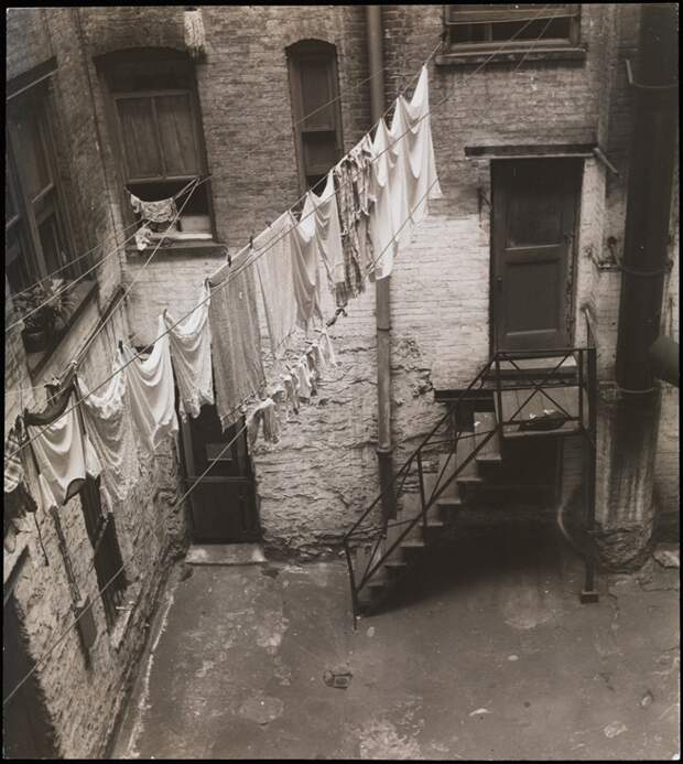 14 старых фото о том, как раньше сушили бельё в городах