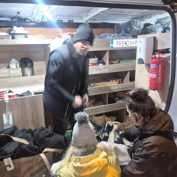 «Я так сидел после последнего боя. И встал». Обнимающийся с бездомными Конор – мотивация года — Панчер