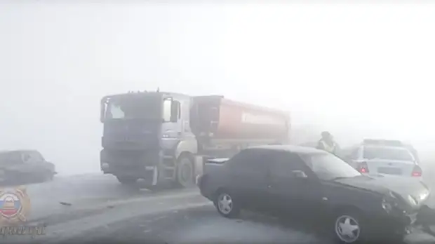 На трассе под Красноярском из-за тумана столкнулись почти 30 машин