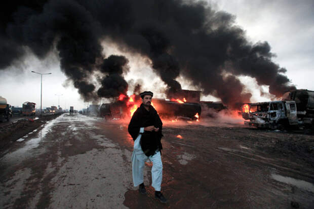 Горящая автоколона сил НАТО в Пашеваре, 2011 год. Фото: Fayaz Aziz / Reuters