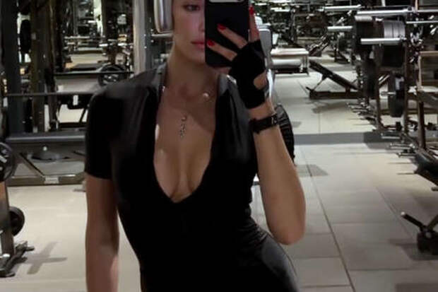 Модель Валентина Иванова снялась в комбинезоне с глубоким декольте