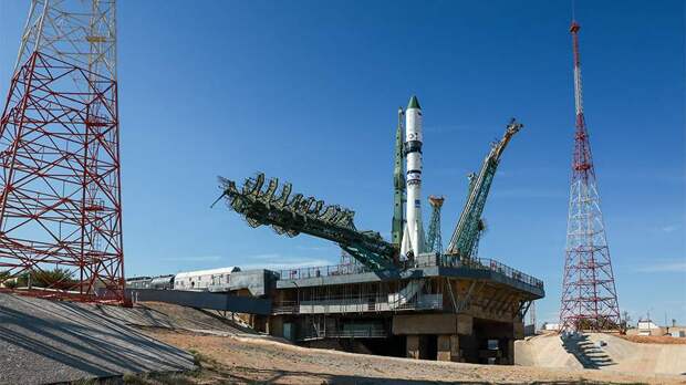 Ракету с кораблем «Прогресс МС-31» установили на старт на Байконуре
