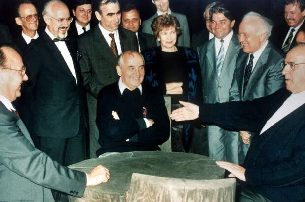 Горбачев, Коль и Геншер.jpg
