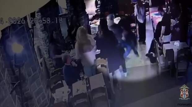 Охранник избил посетителя кафе в Омске после ошибки диджея