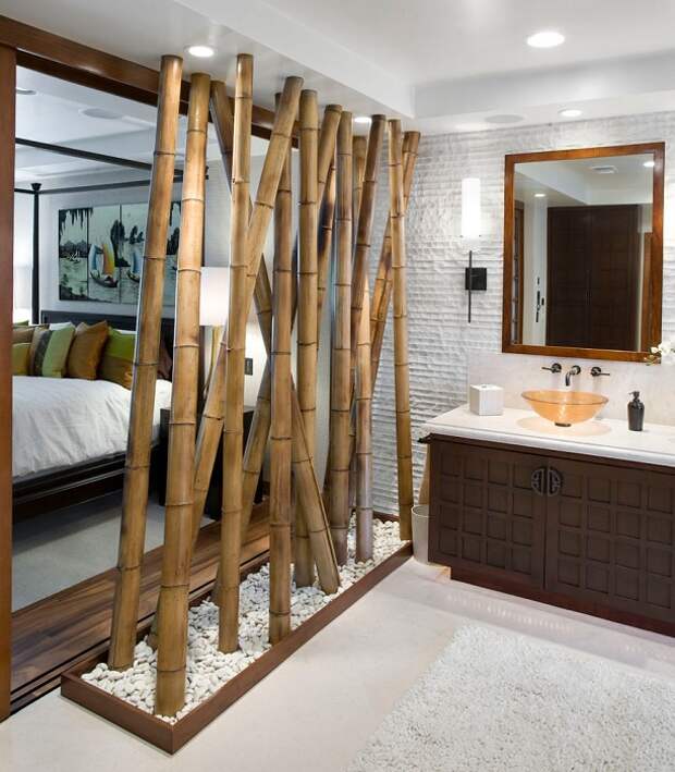 Лучший вариант оформления комнаты с оригинальной перегородкой из бамбука.
