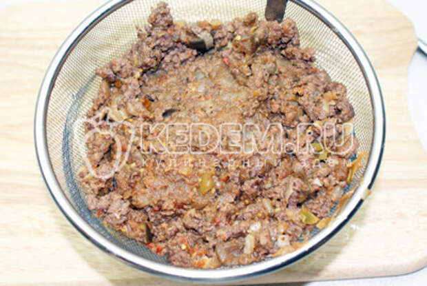 Готовый фарш отжать в мелком сите. - Зразы картофельные с фаршем. Кулинарный рецепт с фотографиями приготовления картофельных зраз с фаршем