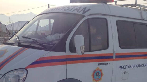 Скорые увозят пострадавших с места взрыва в Петропавловске