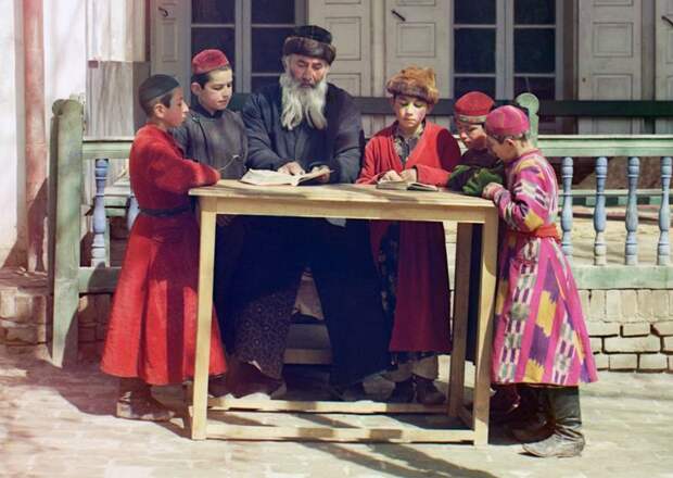 Группа еврейских детей с учителем в Самарканде (ныне Узбекистан), 1910 год. (Prokudin-Gorskii Collection/LOC) империя., путешествия, цветное фото
