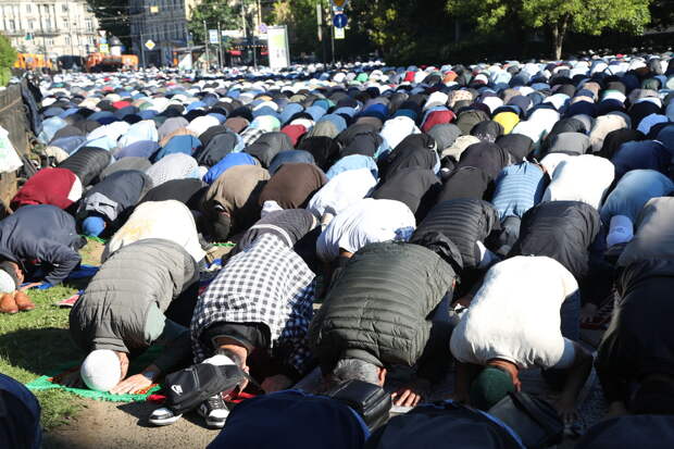 Фото: тысячи верующих собрались у Соборной мечети в Петербурге на праздник Курбан-байрам