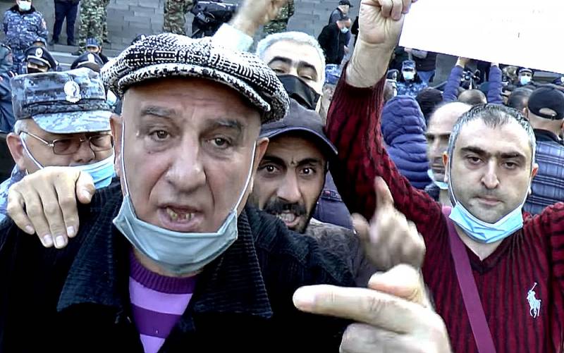 «Русские нас бросили». Что думают армяне в Ереване о потере Карабаха