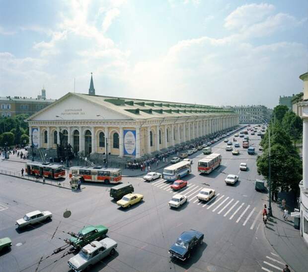 На снимке: Москва. Вид на Центральный выставочный зал "Манеж", 1986 год  Фото Василий Егоров и Валентин Мастюков /Фотохроника ТАСС