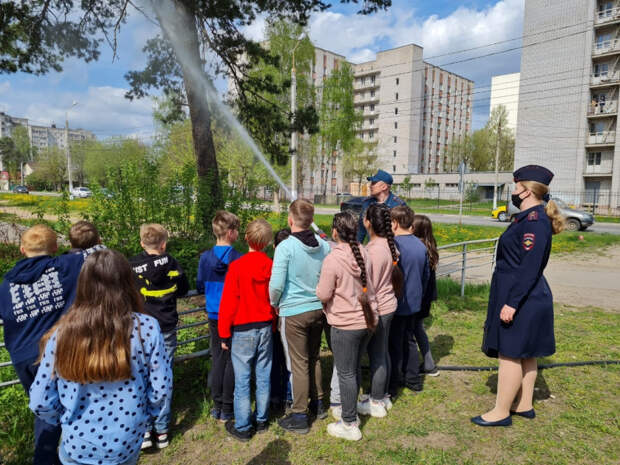 В Твери для подростков организовали посещение аварийно-спасательной службы