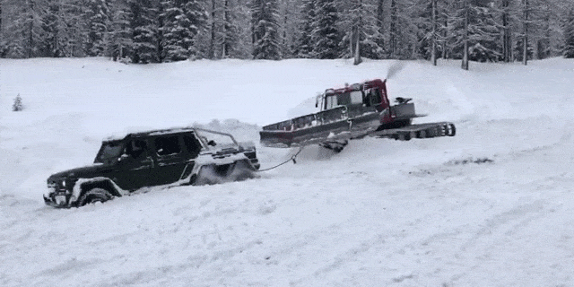 И трактор не помог: шестиколесный Гелик намертво застрял в снегу