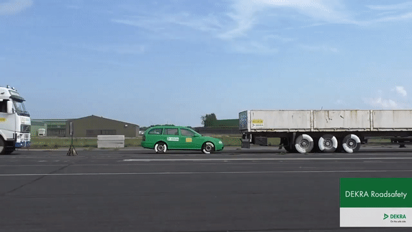Страшное видео показывает, что происходит, когда водитель грузовика не тормозит