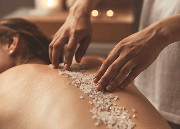 В чем польза солевого массажа тела и как его делать