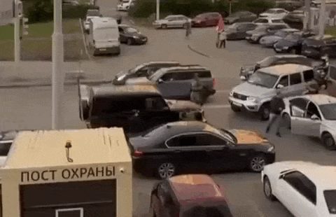 Сотрудник ФСБ ударился об асфальт во время задержания отца и сына Шыхлинских в Екатеринбурге. Видео: ТГ-канал "Вечерние ведомости"