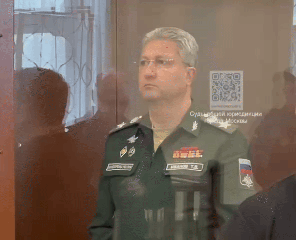 В БАСМАННЫЙ СУД ТИМУРА ИВАНОВА ПРИВЕЗЛИ В ВОЕННОЙ ФОРМЕ С ПОГОНАМИ ДЕЙСТВИТЕЛЬНОГО ГОСУДАРСТВЕННОГО СОВЕТНИКА 1-ГО КЛАССА, ТО ЕСТЬ ГЕНЕРАЛА АРМИИ//GIF ИЗ ТГ-КАНАЛА СУДОВ ОБЩЕЙ ЮРИСДИКЦИИ МОСКВЫ.