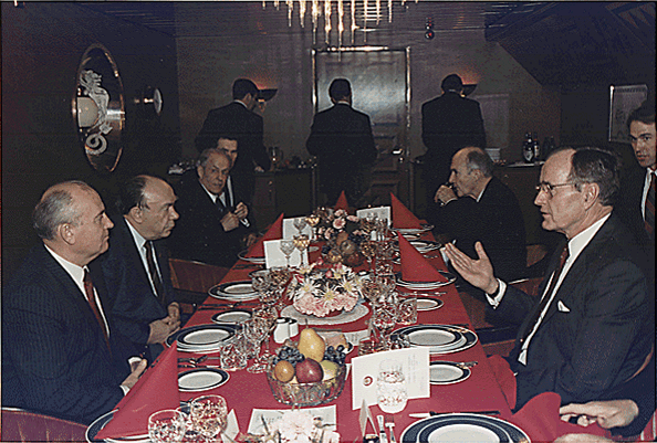 https://upload.wikimedia.org/wikipedia/commons/0/03/Bush_and_Gorbachev_at_the_Malta_summit_in_1989.gif