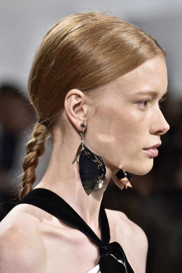 Не до шапки: 5 главных hair-трендов по мотивам Недель моды