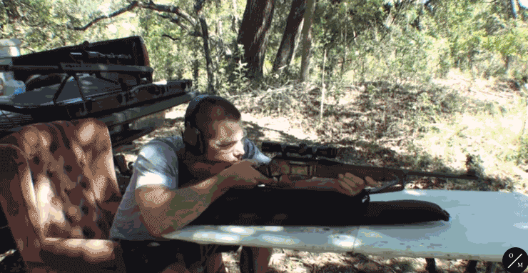 На гифке изображен выстрел из охотничьей винтовки