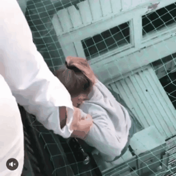 Юбка задралась