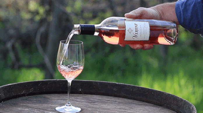 Тем пьет наливайте. Вино гифка. Всемирный день вина. Розовое вино в бокале. Вино анимация.